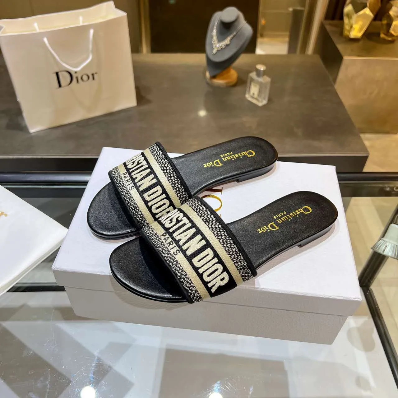 👟👟Ex-factory price👟👟Ex-factory price 360👟👟 (Dior) Dior counter new color women's flat slippers.💥 💥 💥 Fashionable and novel. Simple and elegant yet elegant. [Rose] [Rose] [Rose] The original version is developed at 1:1, and the material is the same as the original version. Color. Black. Red. Pink. Blue..., code number 35-40. (41 can be customized)